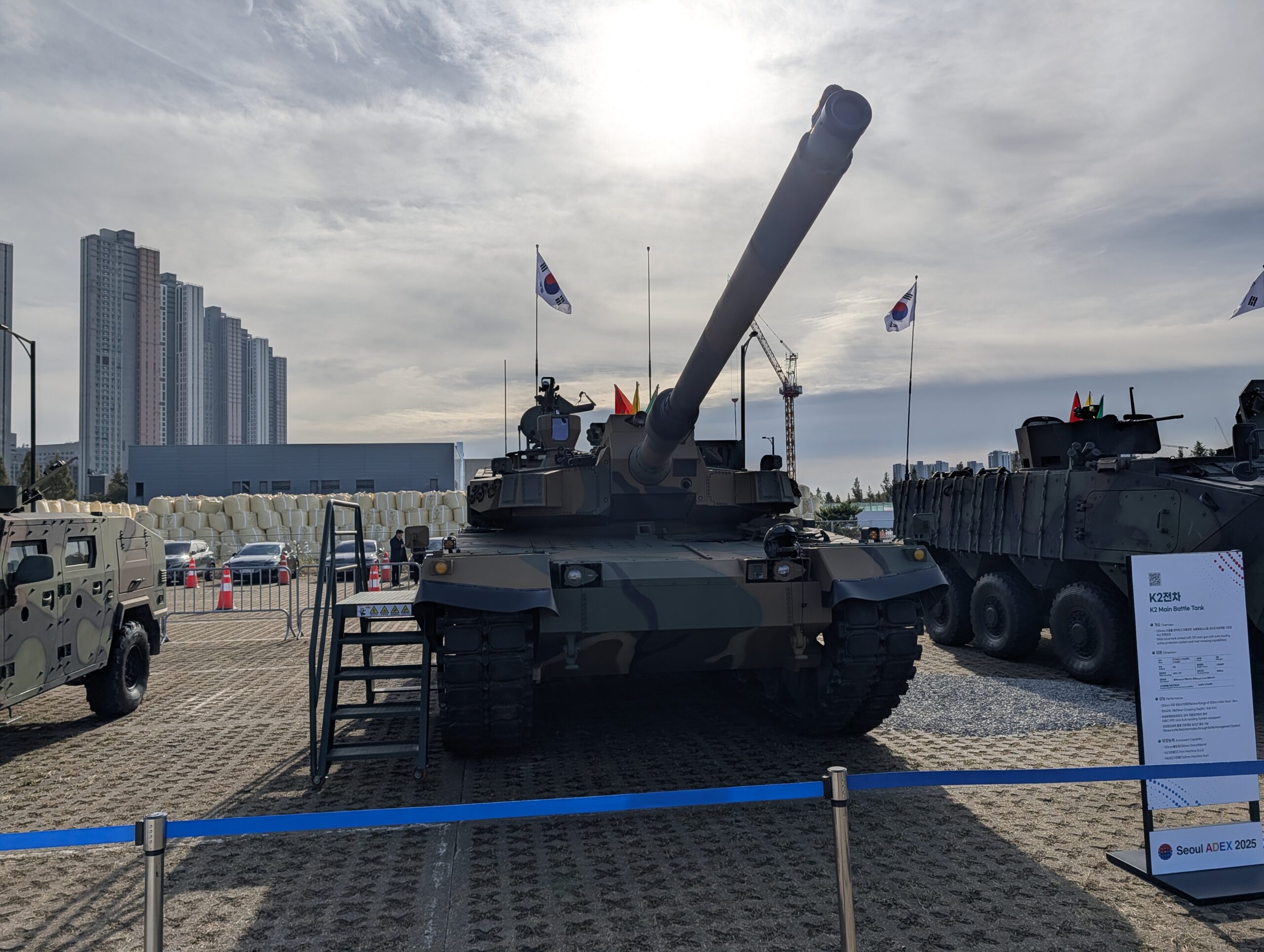 tancul k2 la un targ militar