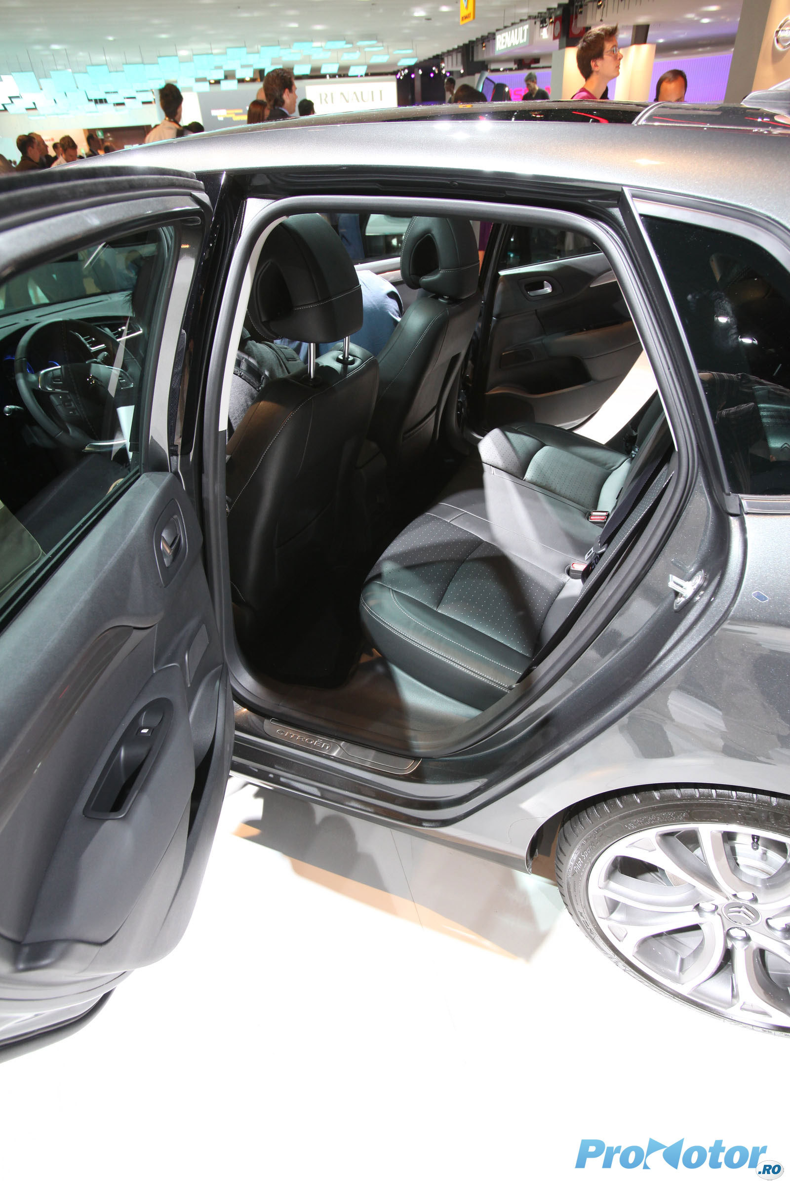 Citroen C4 ofera un spatiu foarte bun pentru pasagerii din spate
