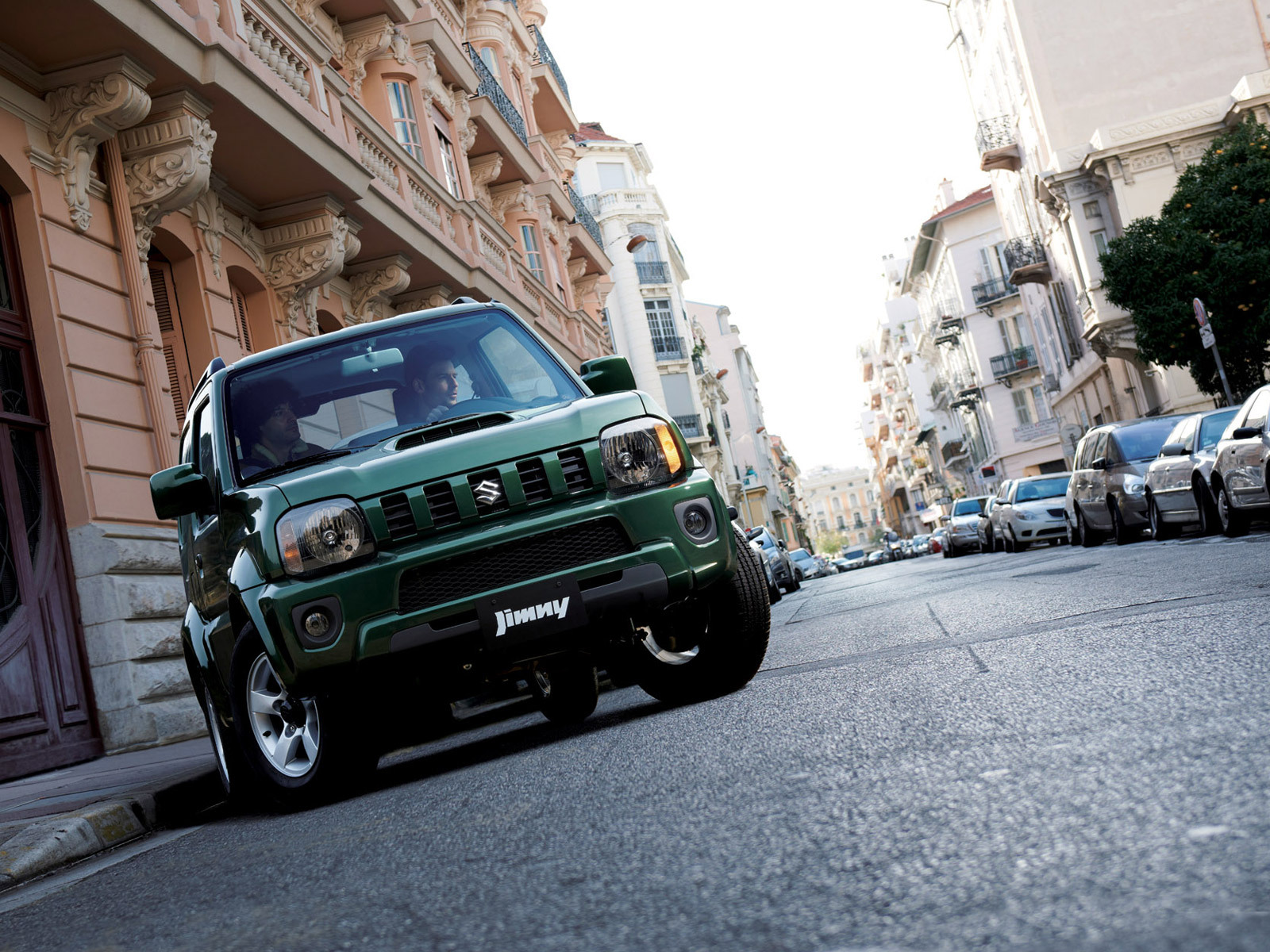 Faceliftul de 2012 aduce pentru Suzuki Jimny o grila noua si un spoiler redesenat