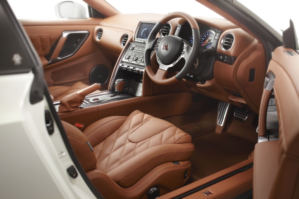 Nissan GT-R Egoist propune o gama exclusiva de tapiterii si culori pentru interior