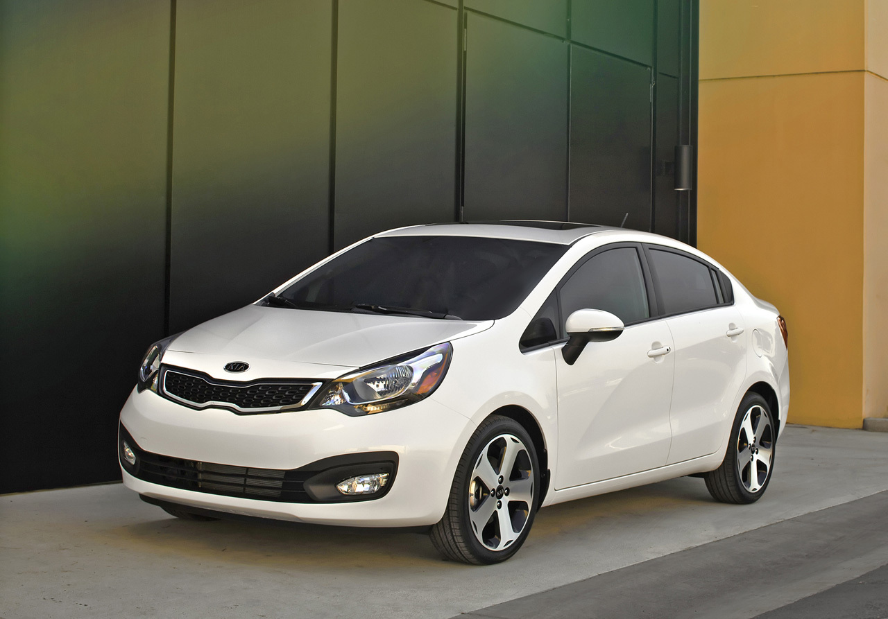Noul KIA Rio Sedan are un design foarte agresiv, apropiat de al lui KIA Optima