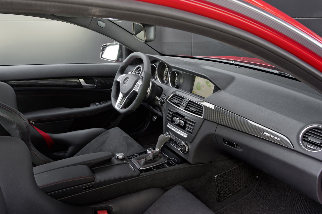 Interiorul lui Mercedes-Benz C 63 AMG Coupe Black Series are o puternica amprenta racing