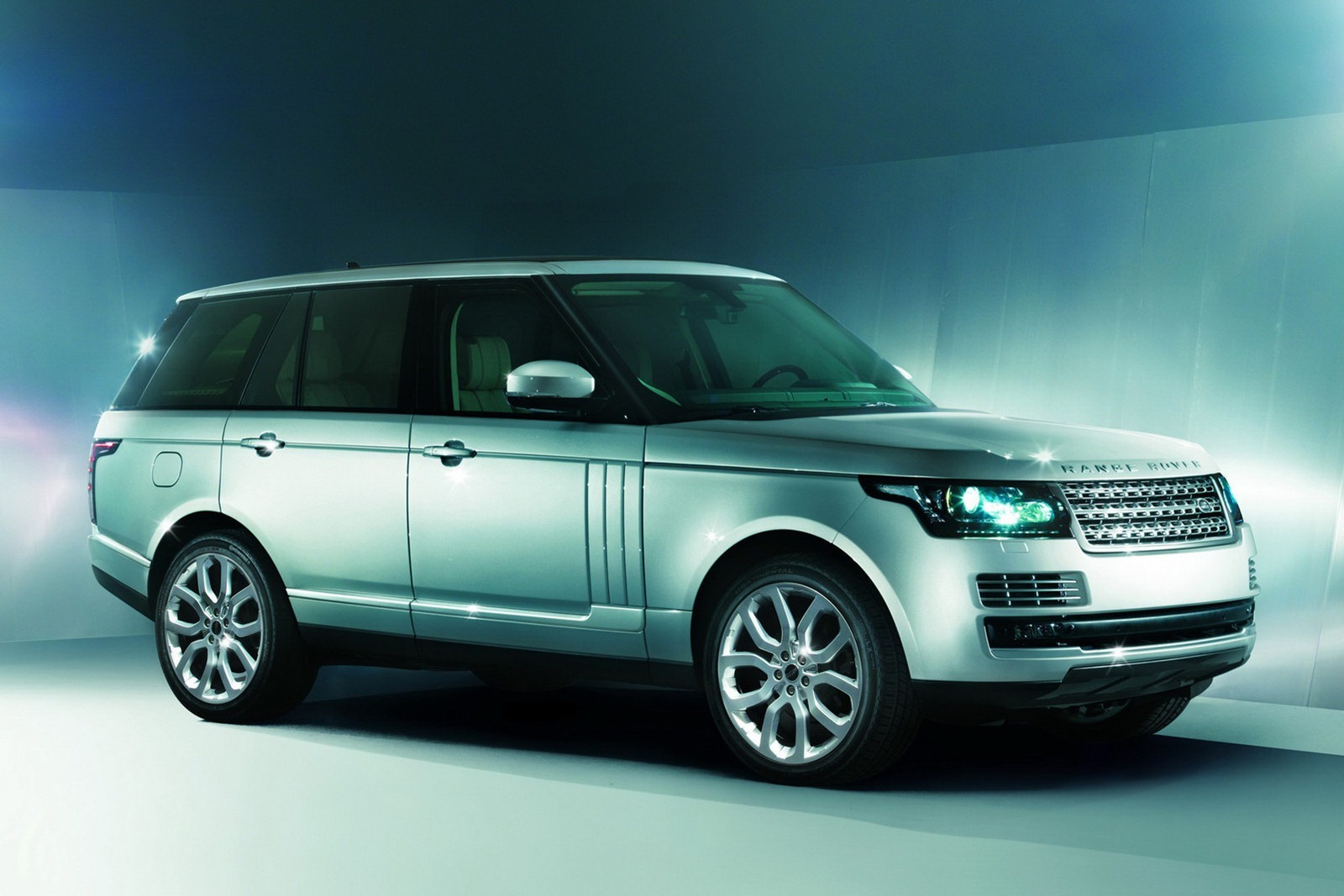 Noul Range Rover are caroserie autoportanta din aluminiu, masa fiind mai redusa cu 420 kg
