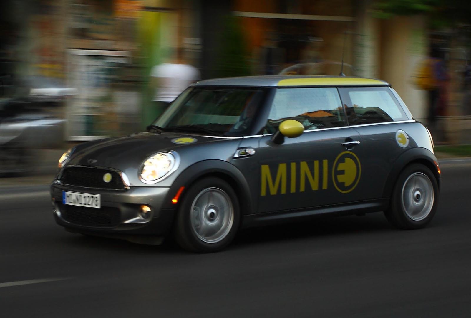 Mini E are o directie ferma si o suspensie rigida: manevrabilitate excelenta, dar confort redus