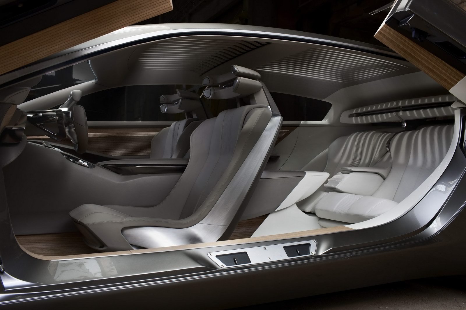In Peugeot HX1 se poate crea o atmosfera de lounge, iar accesul este prin patru usi tip Lambo